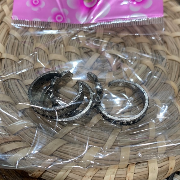 4 adjustable Toe Rings - Picture 2 of 2